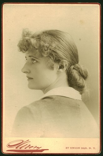 Mary Anderson, in a Napoleon Sarony photograph.