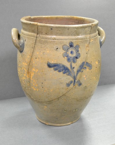 The back of the same crock, with a wonderful cobalt blue flower. The Green-Wood Historic Fund Collections.