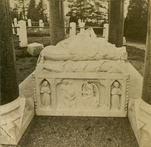 The Matthews Effigy, photographed from head to toe. Half stereograph, circa 1875.