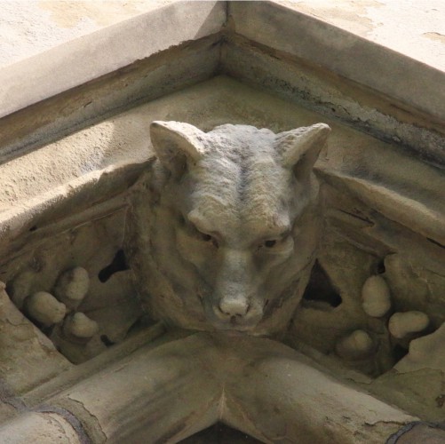 A wolf, with acorns, symbols of long life, to either side of it.